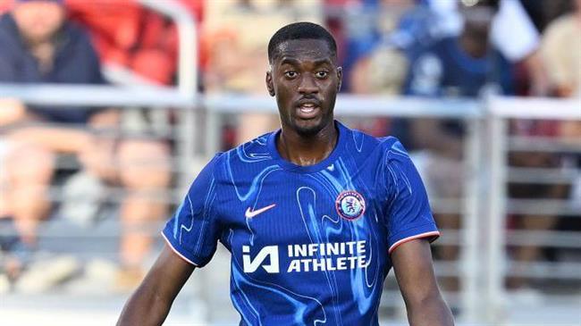 Tosin Adarabioyo trong mau ao Chelsea.