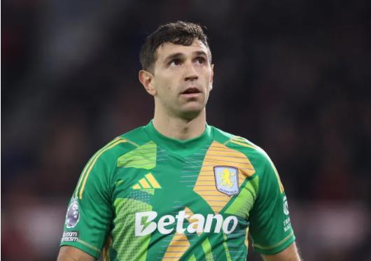 Emiliano Martinez dang choi tot trong mau ao Aston Villa.