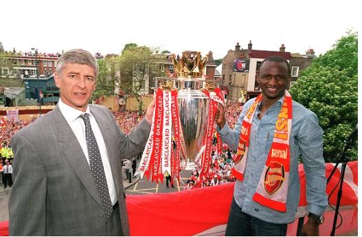 Arsene Wenger va Patrick Vieira nang cup vo dich Premier League nam 2004.