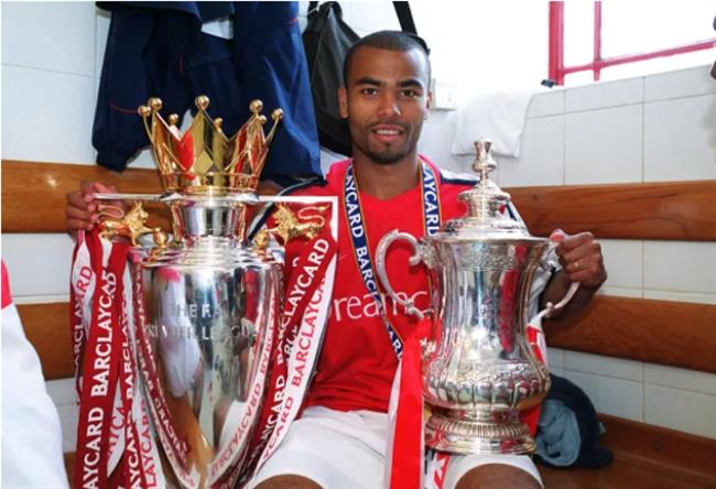 Ashley Cole trong mau ao Arsenal.